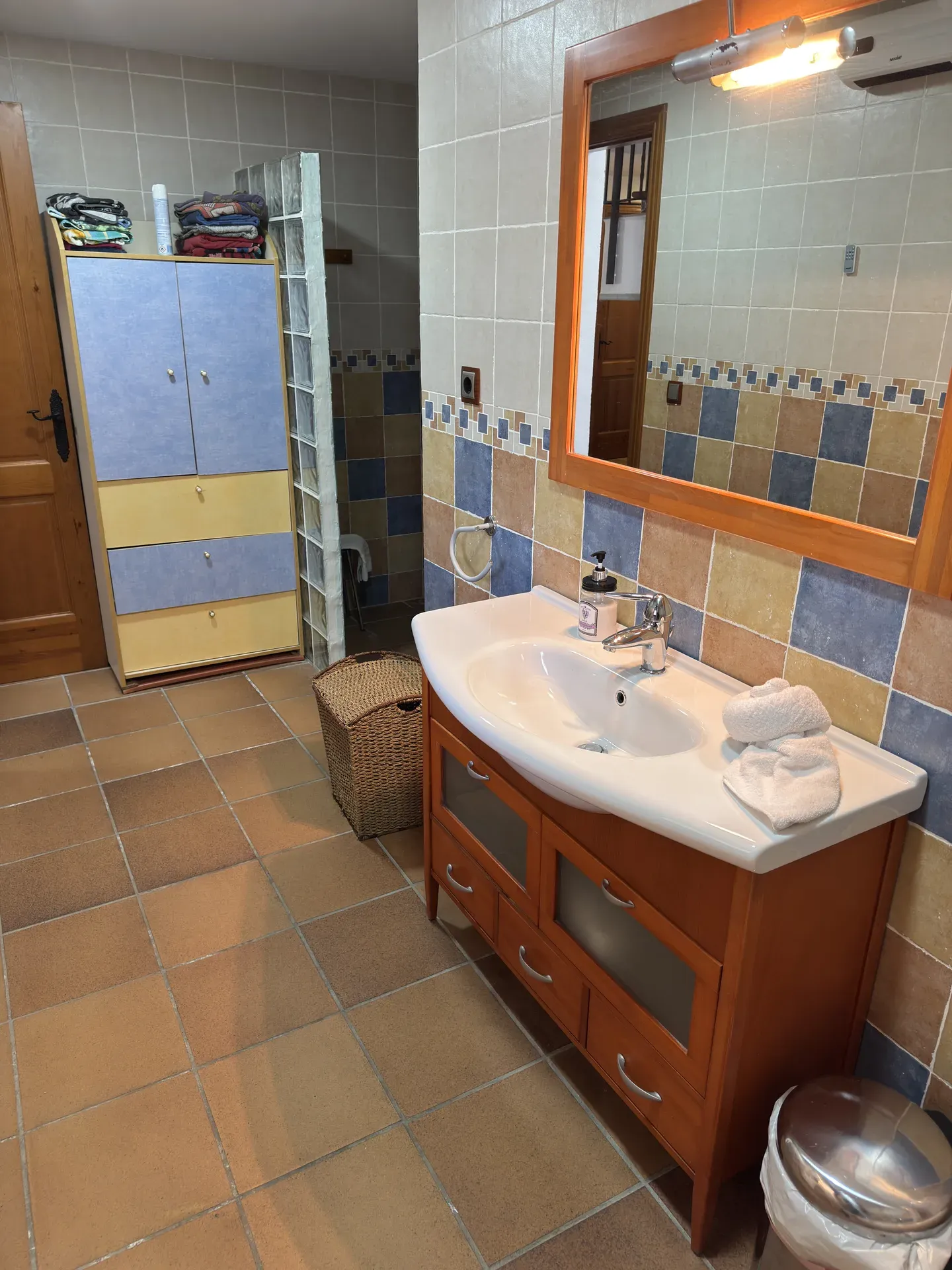 Baño con azulejos azules