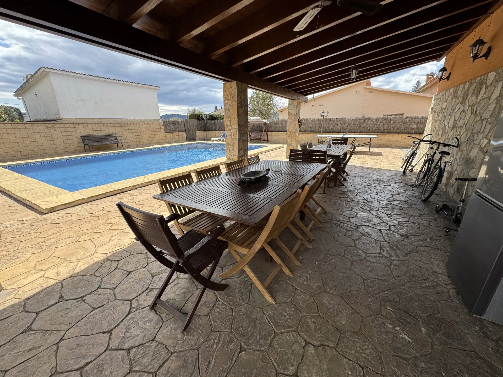 Comedor exterior con vistas a la piscina
