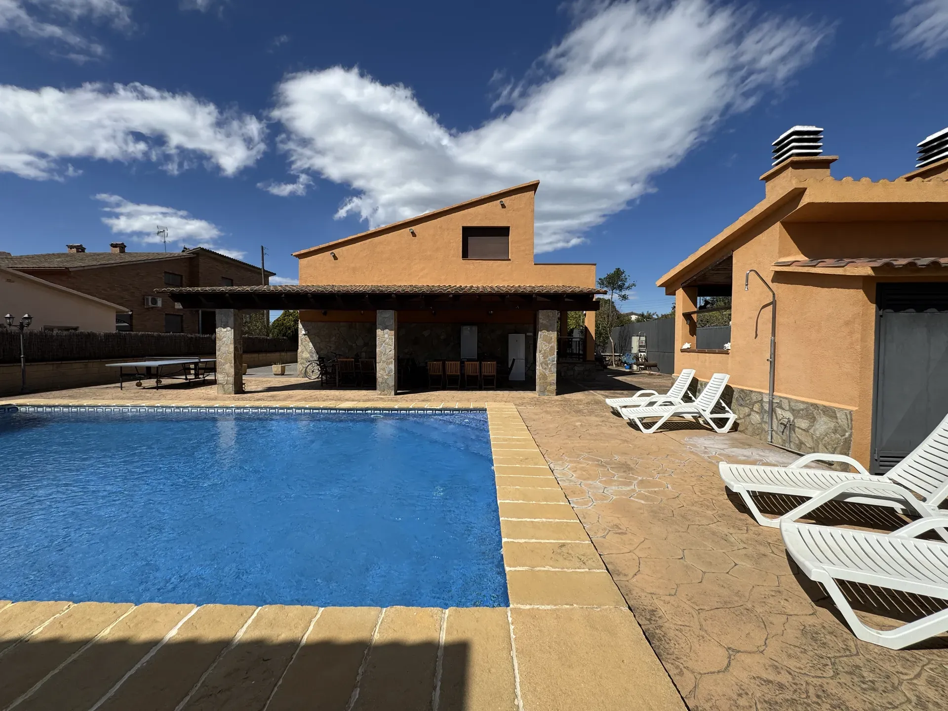 La piscina y la caseta de la cocina exterior