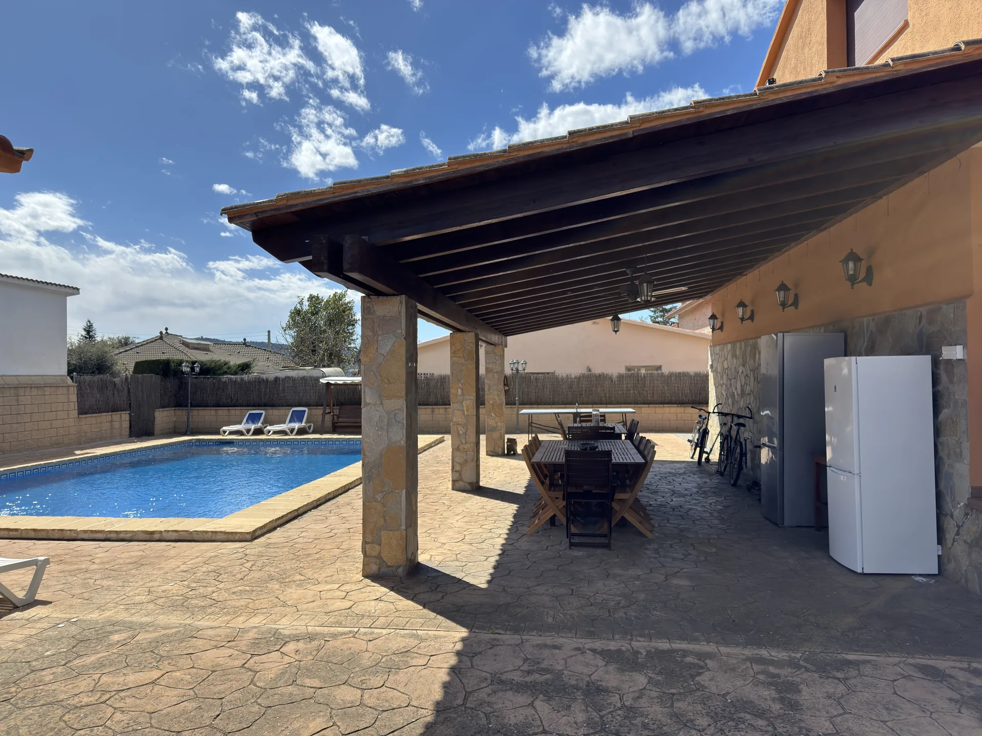 Piscina de Casa Martina amb el jardí al fons